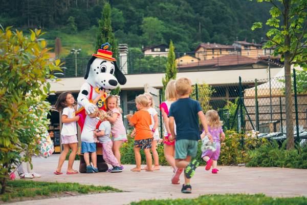Enfants avec des mascottes au camping.