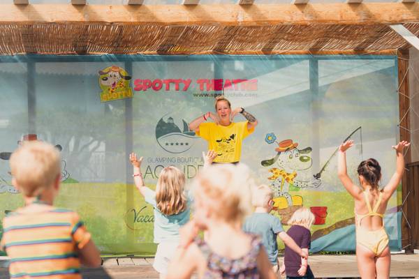 Enfants lors d'une représentation du Spotty Theatre au Glamping Boutique Camping Lago Idro.