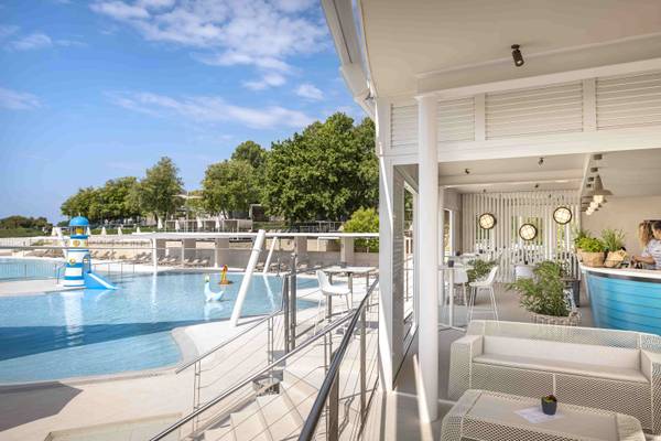 Espace bar extérieur du Camping Vestar avec vue sur la piscine