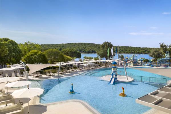 Piscine du camping Vestar avec vue sur le paysage