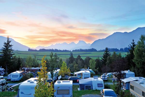 Sonnenuntergang über den Bergen am Campingplatz Ferienparadies Natterer See
