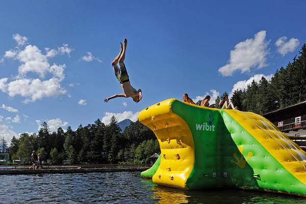 Person springt von Wasserrutsche im Ferienparadies Natterer See