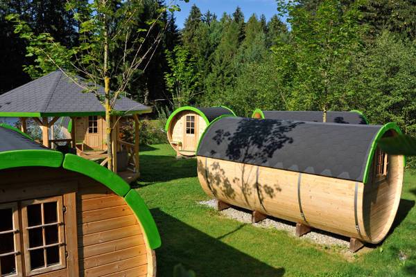 Ferienparadies Natterer See Campingplatz mit Holzhütten im Wald