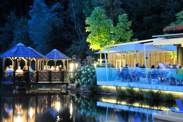 Abendessen im Ferienparadies Natterer See unter Gazebos am See