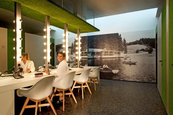 Friseursalon im Ferienparadies Natterer See mit Seekulisse.