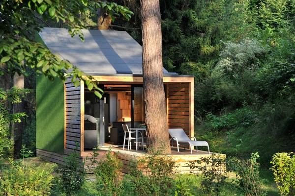 Kleines grünes Chalet mit Terrasse im Ferienparadies Natterer See.