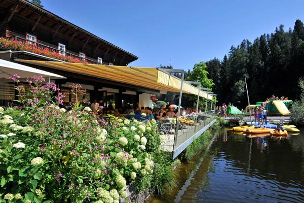 Terrasse mit Blumen im Ferienparadies Natterer See.