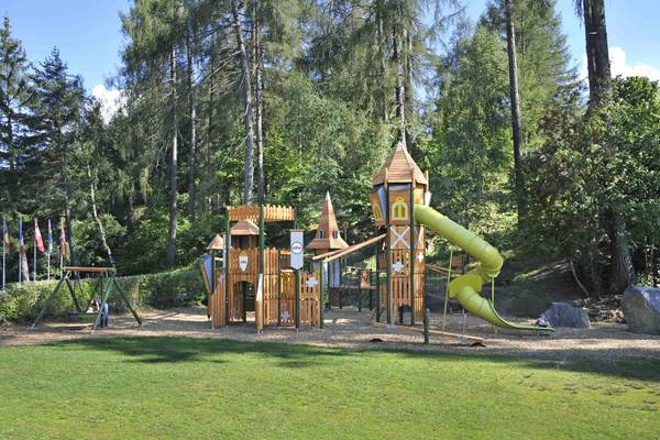 Freizeitspielplatz im Ferienparadies Natterer See mit Rutschen und Schaukeln.