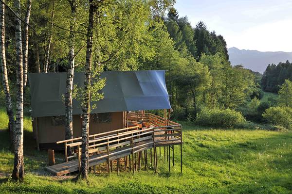 Campingplatz im Ferienparadies Natterer See mit einer Zeltlodge auf dem Gras