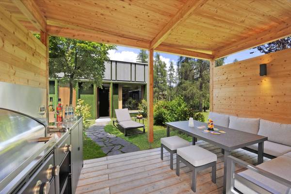 Terrasse im Ferienparadies Natterer See mit Esstisch und Liegestühlen.
