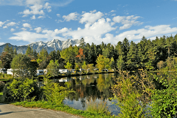 Campingplatz Ferienparadies Natterer See mit Bergen im Hintergrund
