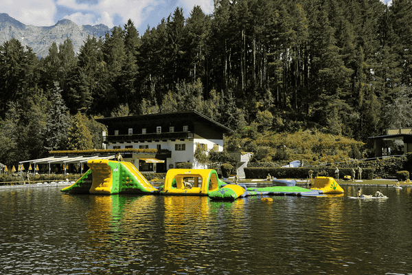 Ferienparadies Natterer See Campingplatz mit Wasserrutschen im See