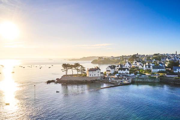 Camping Les Mouettes ved solnedgang med hav og huse