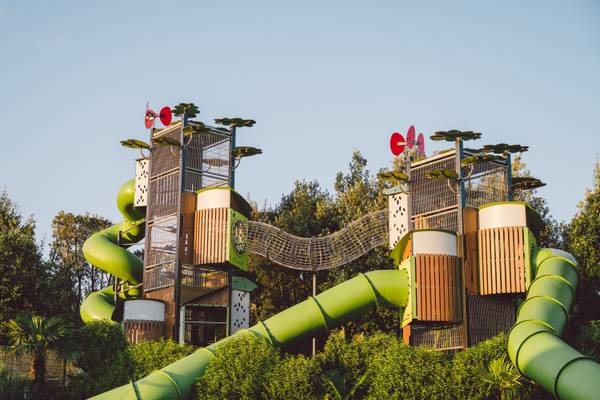 Udendannelsesområde på Camping Village Les Mouettes med grønne rutschebaner og metalstrukturer