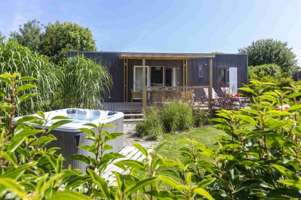 Camping Village Les Mouettes feriebolig med terrasse og spabad
