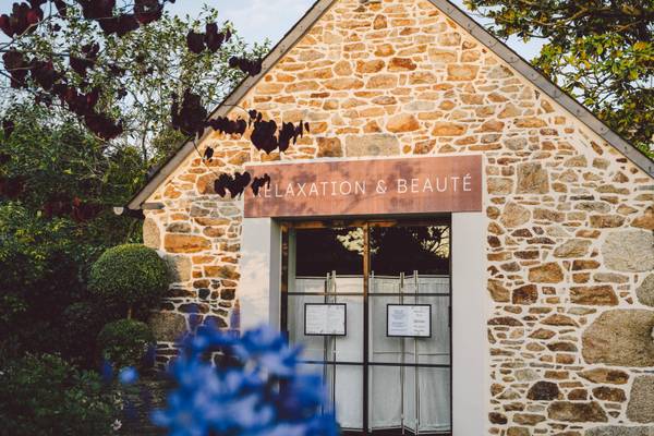 Stenbygning med skilt 'Relaxation & Beauté' på Camping Village Les Mouettes