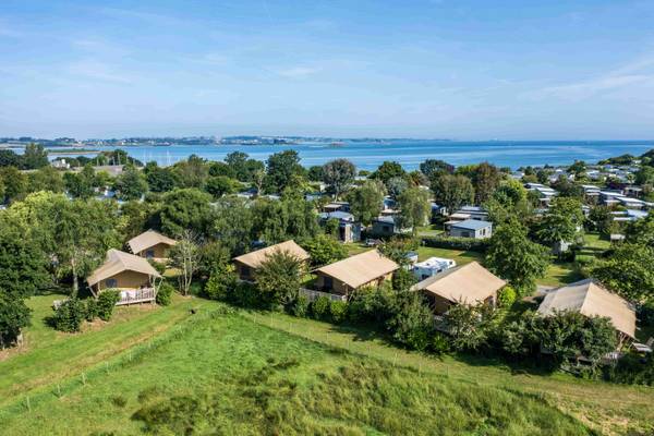 Luftfoto af Camping Village Les Mouettes med havudsigt