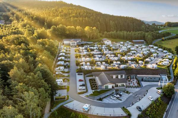 Luftfoto af Camping Resort Bodenmais med mange autocampere og huse.