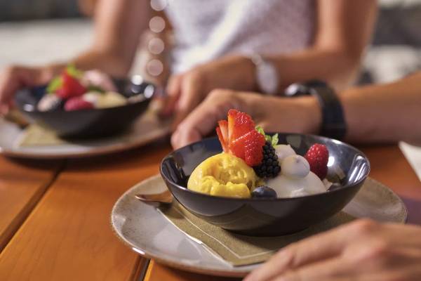Fruekostbuffet på Camping Resort Bodenmais med frugt og yoghurt