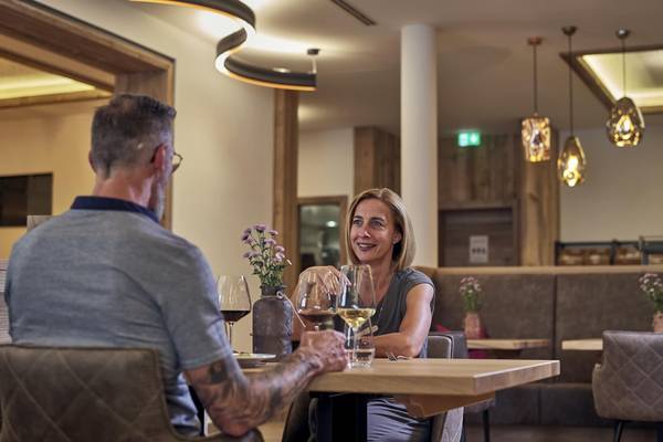 Middag i Camping Resort Bodenmais: mand og kvinde drikker vin
