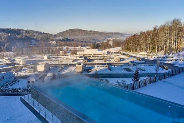 Vinterudsigt over Camping Resort Bodenmais med pool og snedækket landskab