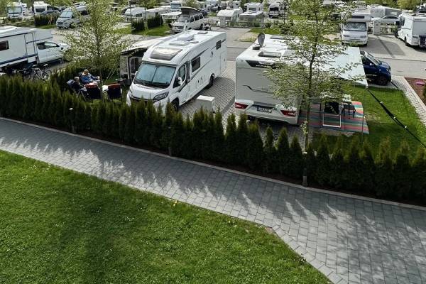 Luftfoto af Camping Resort Bodenmais med flere parkerede autocampere.