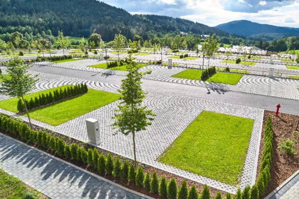 Luchtfoto van Camping Resort Bodenmais met groene gazons en grindpaden.