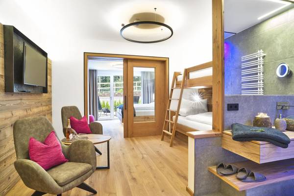 Indre udsigt af et værelse på Camping Resort Bodenmais med en bunke, et skrivebord og en fladskærms-tv monteret på væggen.