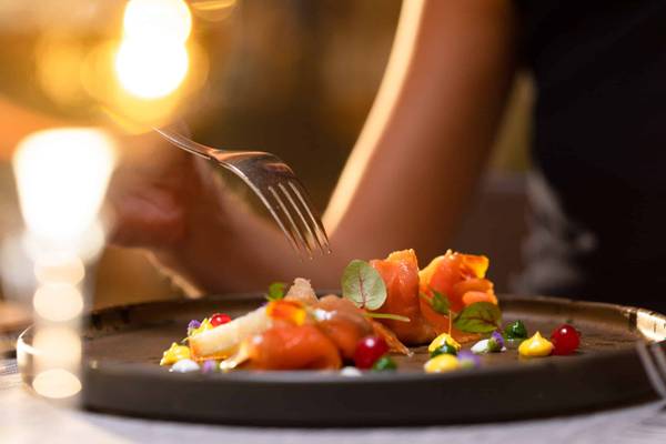 Close-up van een bord met salade en zalm.