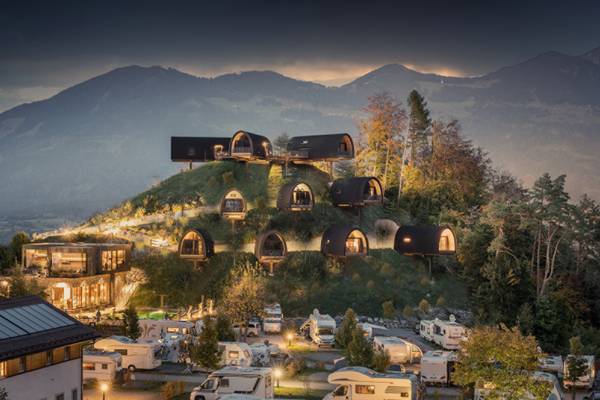Alpencamping Nenzing Campingplatz bei Nacht mit Bergen im Hintergrund.