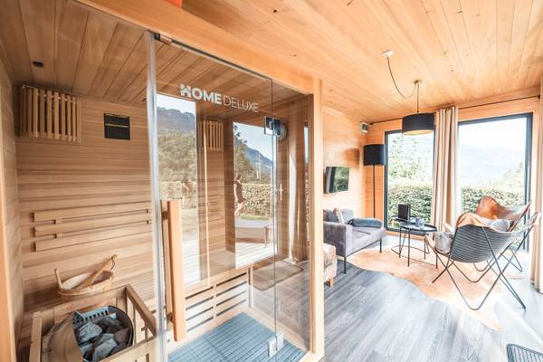 Sauna de madera y área de estar en Alpencamping Nenzing