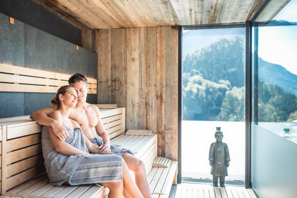 Pareja relajándose en el sauna en Alpencamping Nenzing