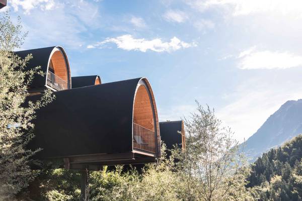 Cabañas modernas curvas en Alpencamping Nenzing con vista a la montaña