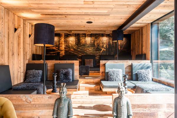 Área de salón en Alpencamping Nenzing con paredes de madera y asientos