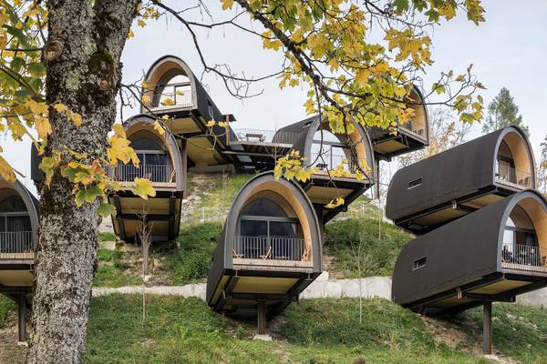 Cabañas curvas únicas en el camping Alpencamping Nenzing en Austria.