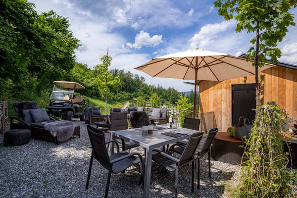 Terraza con mesa y sillas en el camping de los Alpes Nenzing.