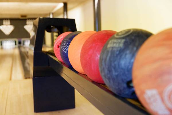 Bowlingkugler på en bane i Vakantiepark De Twee Bruggen