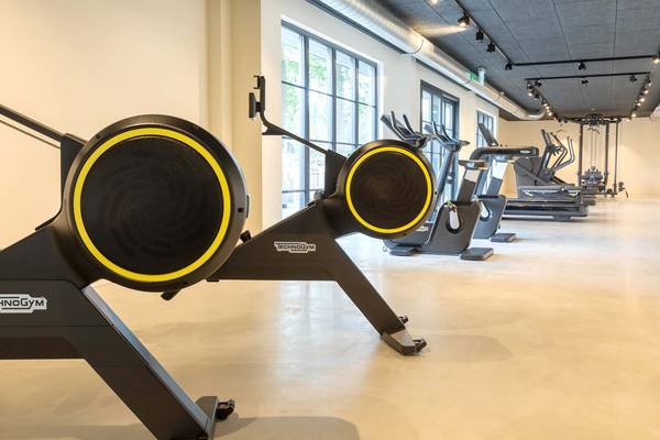Fitnessrum med Technogym udstyr på Vakantiepark De Twee Bruggen camping.