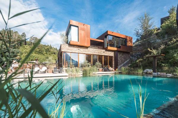 Edificio moderno del camping Alpencamping Nenzing junto a la piscina