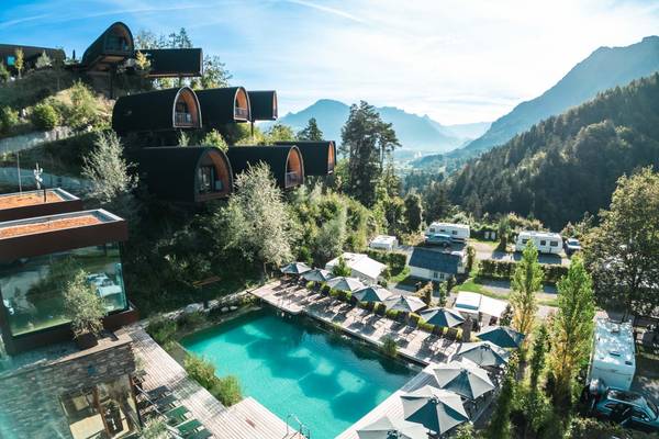 Vista aérea del camping Alpencamping Nenzing con piscina y cabañas modernas.
