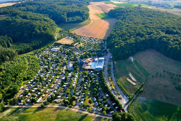Luchtfoto van camping Europacamping Nommerlayen met veel tenten en gebouwen.