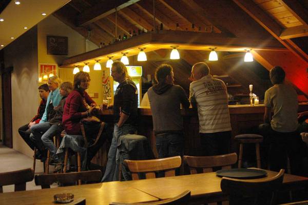 Bezoekers aan de bar in Europacamping Nommerlayen