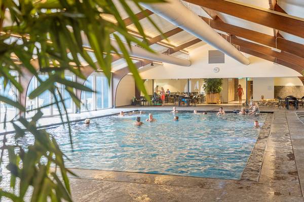 Swimmingpool på campingplads Vakantiepark De Twee Bruggen med svømmende mennesker