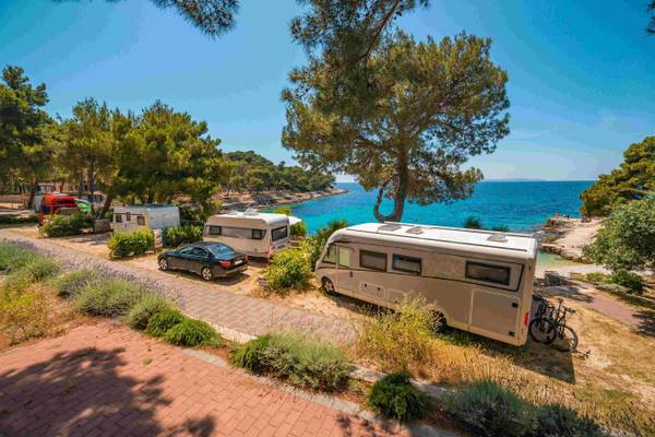 Campingvogne parkeret ved havet i Camping Čikat