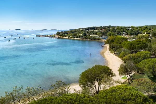 Vue aérienne du Camping Vestar avec des bateaux dans la mer et une plage de sable.