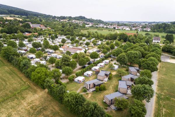 Vista aérea del camping Wirthshof con muchas tiendas y casas.