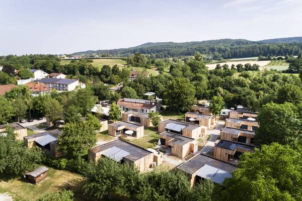 Luftaufnahme von Camping Wirthshof mit Holzhütten und Bäumen
