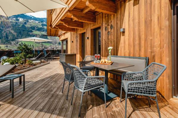 Erlebnis Resort Aufenfeld terrace with a view of the mountains