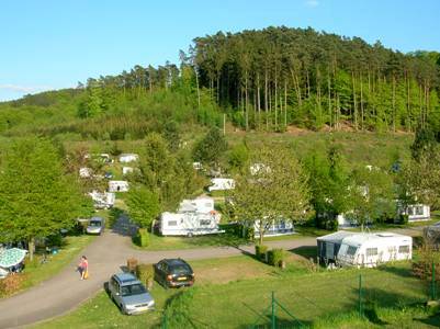 Luchtfoto van Europacamping Nommerlayen camping met geparkeerde caravans, auto's en wandelende mensen.