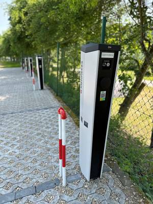 Laadstation op Europacamping Nommerlayen met rode en witte palen.